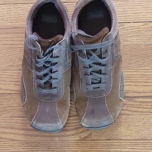 Men's bowling style shoe.